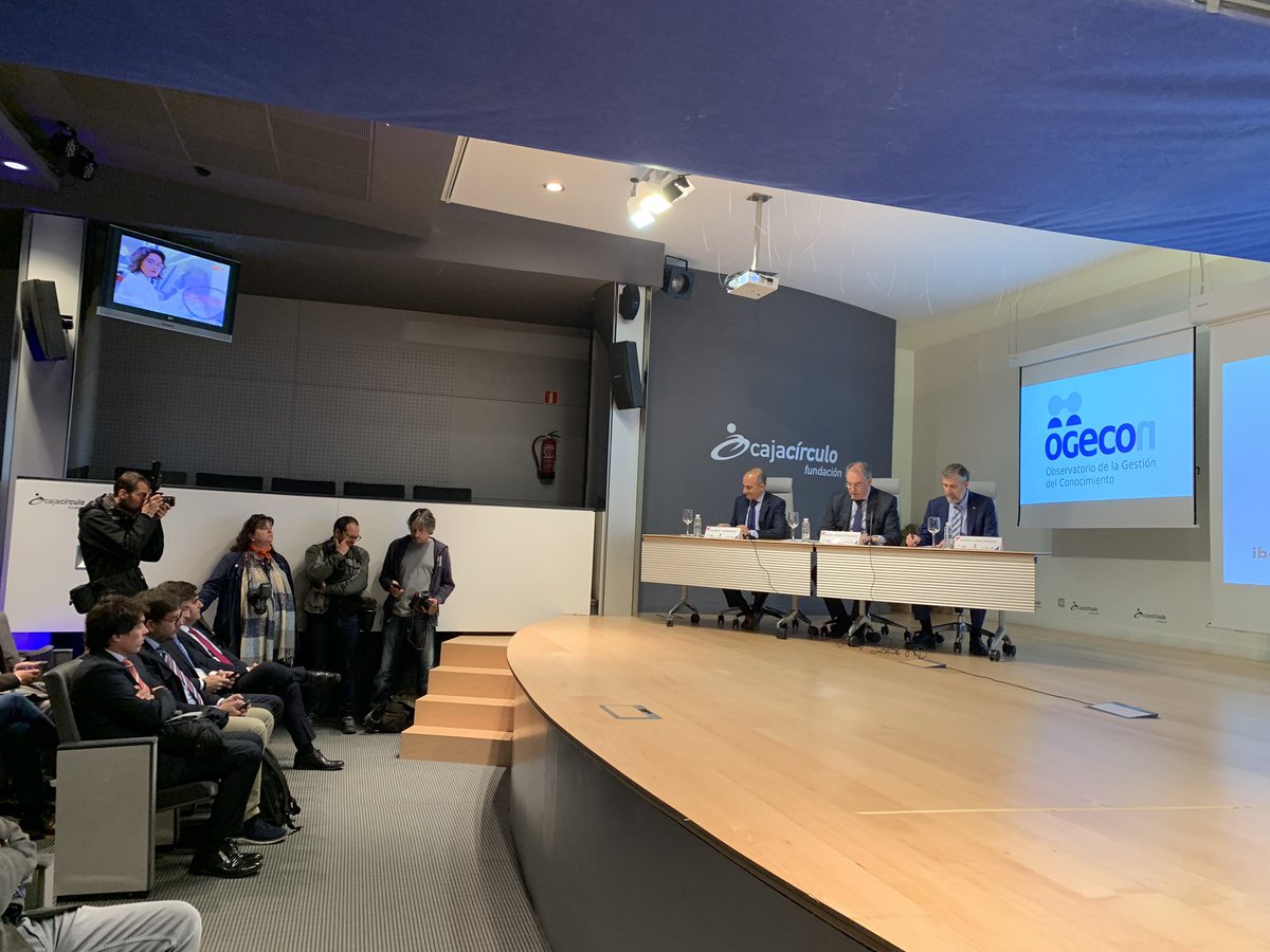 FAEBurgos's tweet photo. Qué gran día aquél en el que se reconoce el trabajo de una buena empresa!! Hoy @FAEBurgos @ibercaja y @UBUEstudiantes premiamos a @PrevenControl con nuestro #PremioOgecon en Gestión del Conocimiento. Enhorabuena!!! https://t.co/2WkhTEqKtt