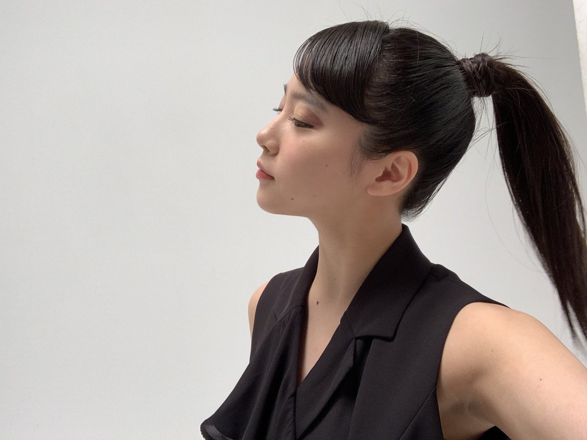 りりぽむ エマ ワトソンと中山莉子さんの横顔ってなんでこんなに余計なもの全て削ぎ落とした美の頂点みたいな横顔してるの ずっと見てられる