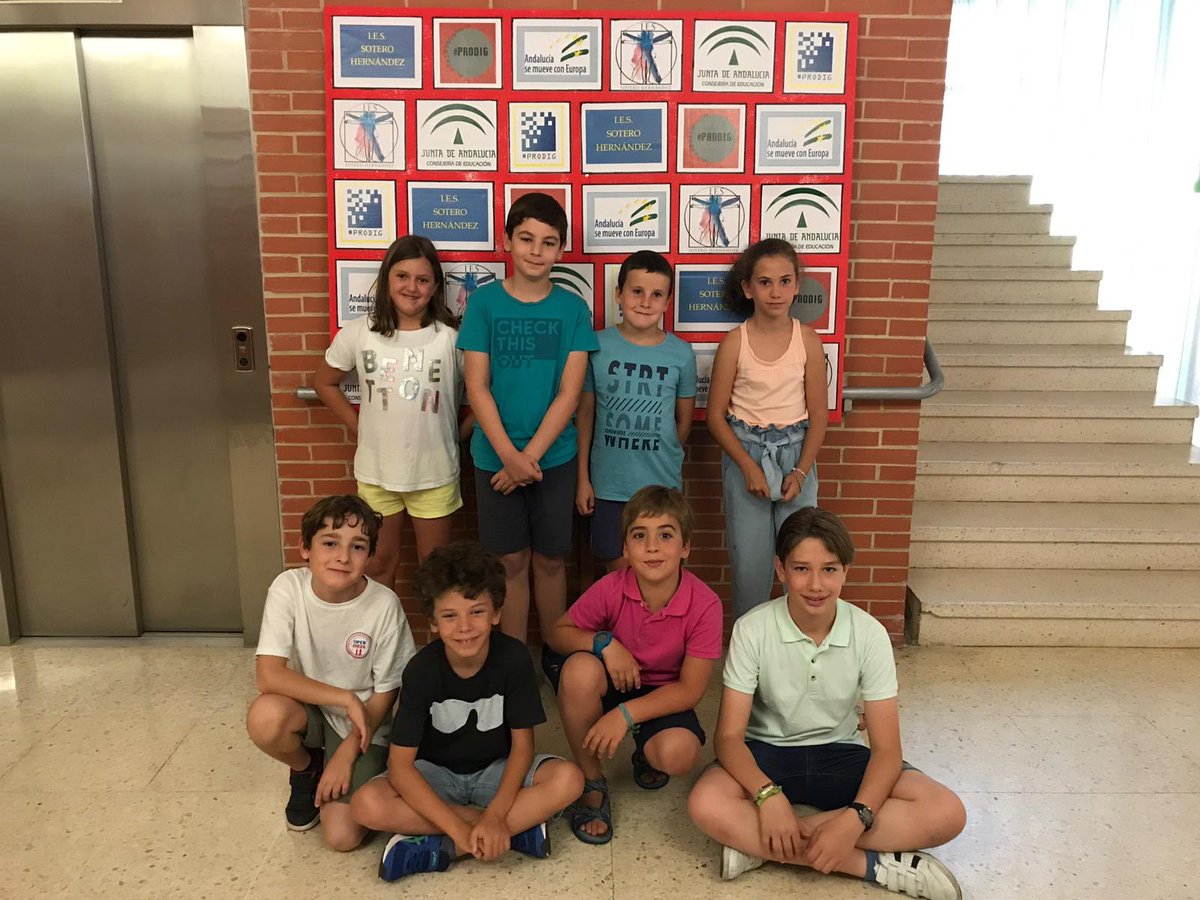 foto_51's tweet photo. #RosalindFranklin estaría orgullosa de estos futuros científicos. El trabajo en grupo hace que puedas cambiar la historia de la #Foto51 ¡Enhorabuena al equipo de “Los Malalas” por resolver las pruebas del #EscapeRoom en el @IESSoteroHdez https://t.co/eOjKZJGhQo
