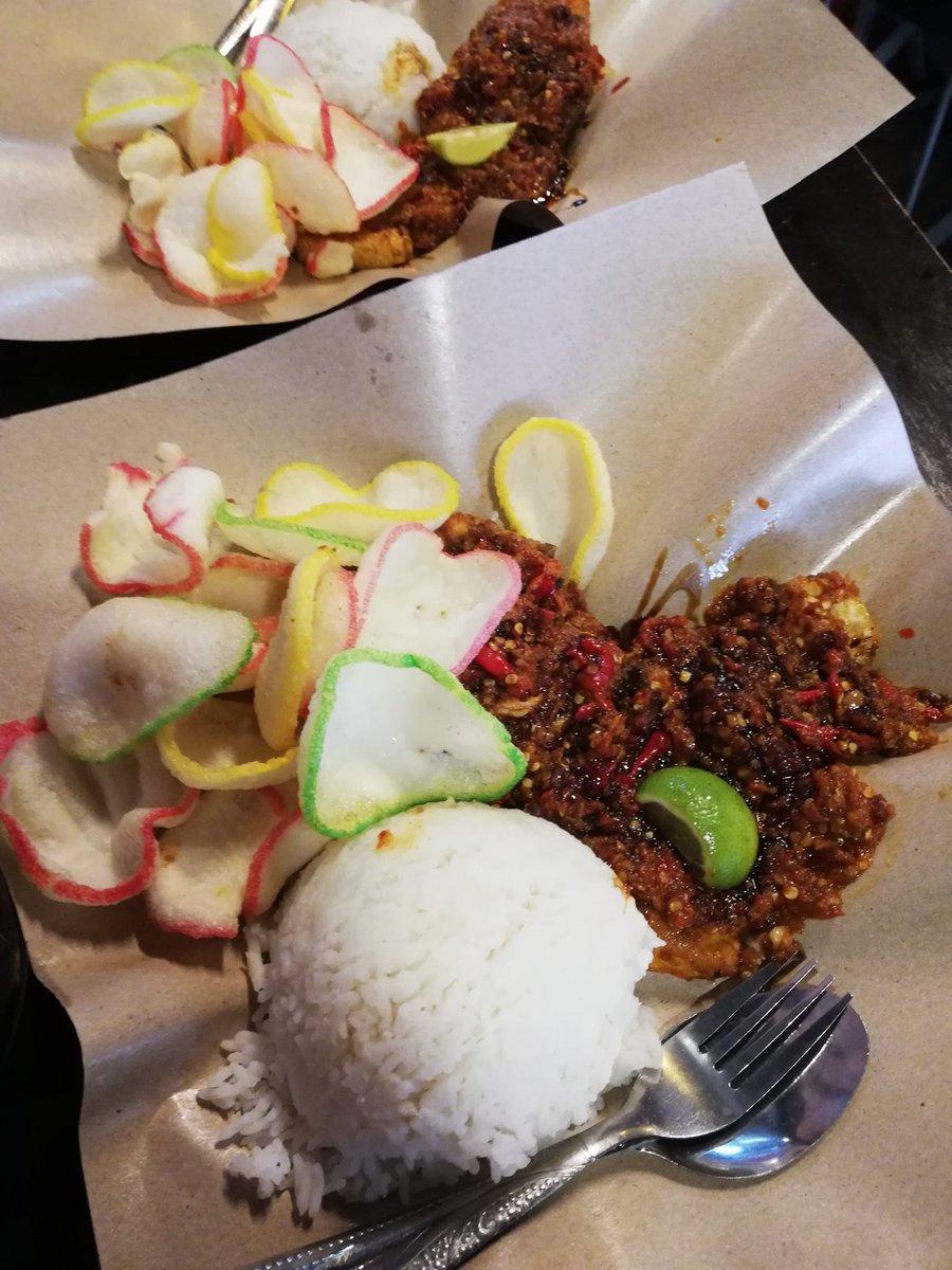 adda2644's tweet photo. Nahh puas hati! Dr rumah tringin nk #meepetir Sampai sana EH. order ayam silat lg. #ayamsilatyakuza suurrrr pegi dia. Mkn berpeluh tu nikmat. 🤤😅 Bilas plk dgn #cheezyfireball dgn #esmilo dan #esgembira halah halahh halahh.. Nikmat mn lg yg kau dustakan! @maqanmy @ohmybunda_omb https://t.co/vYZftMKkpg