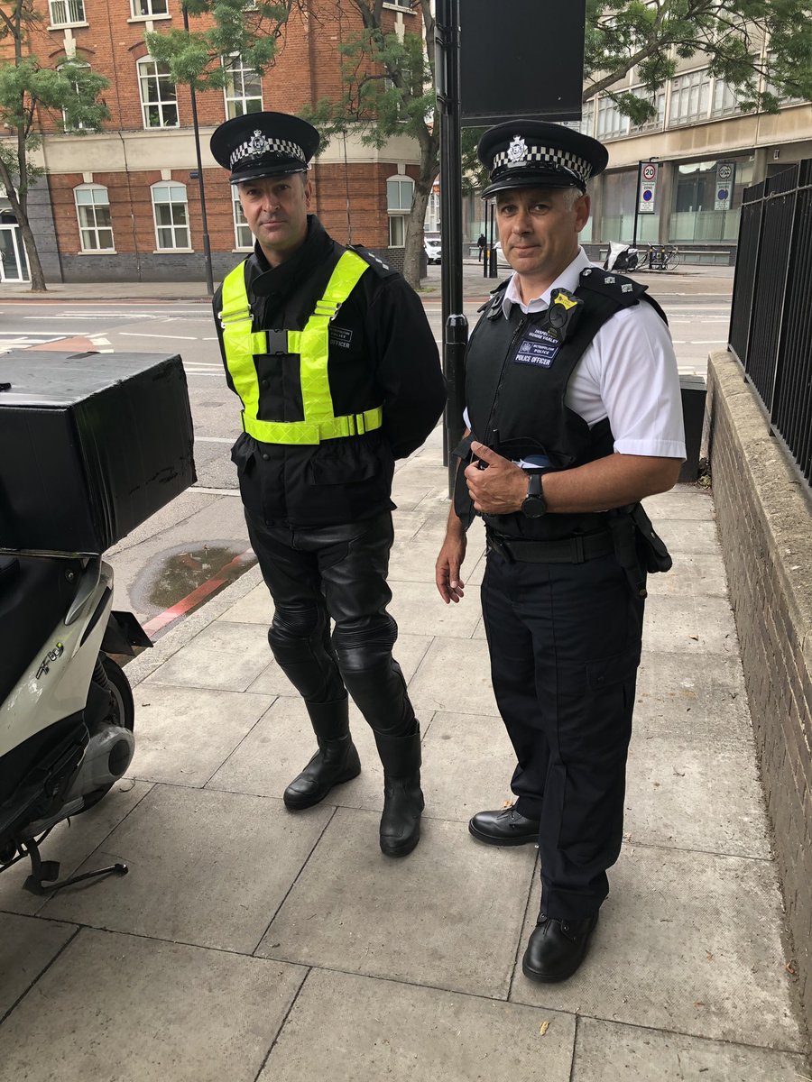 MPSHackney's tweet image. New RTPC Op Cubo lead Chief Inspector Keale with Inspector Varley at stop site in Hackney with an uninsured moped. Targeting uninsured vehicles in London. #opcubo #MPSRTPC #GDSTT