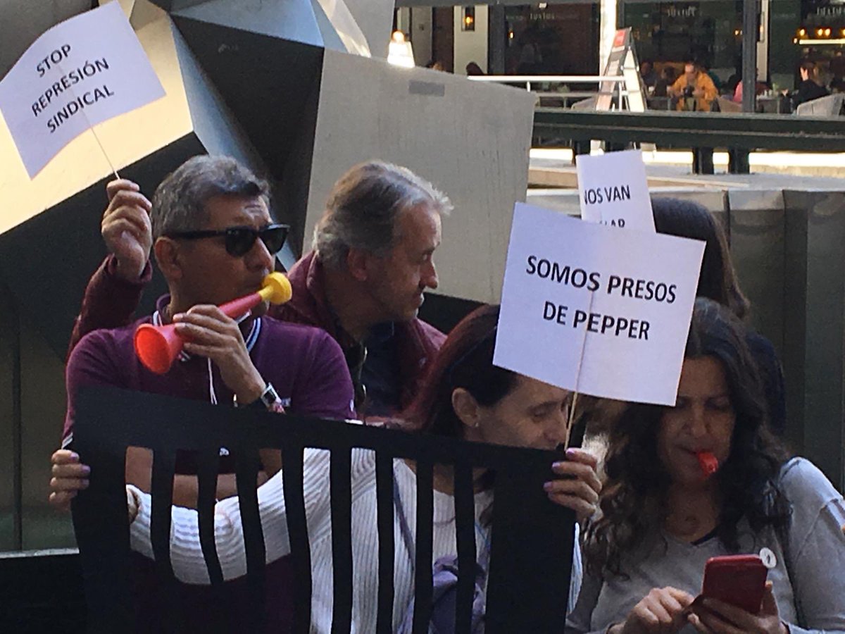 TTyCCAndalucia's tweet photo. 👇🏼@CGT @CGT_KonectaBTO @CgtAndalucia @NetCgt en la Plaza de los cubos apoyando a lxs compañerxs de @CgtPepper por la Libertad Sindical! Por que si nos tocan a una nos tocan a todas! #TodasSomosMar #MarReadmision #StopRepresionSindical https://t.co/Bt5mKc6Ywt