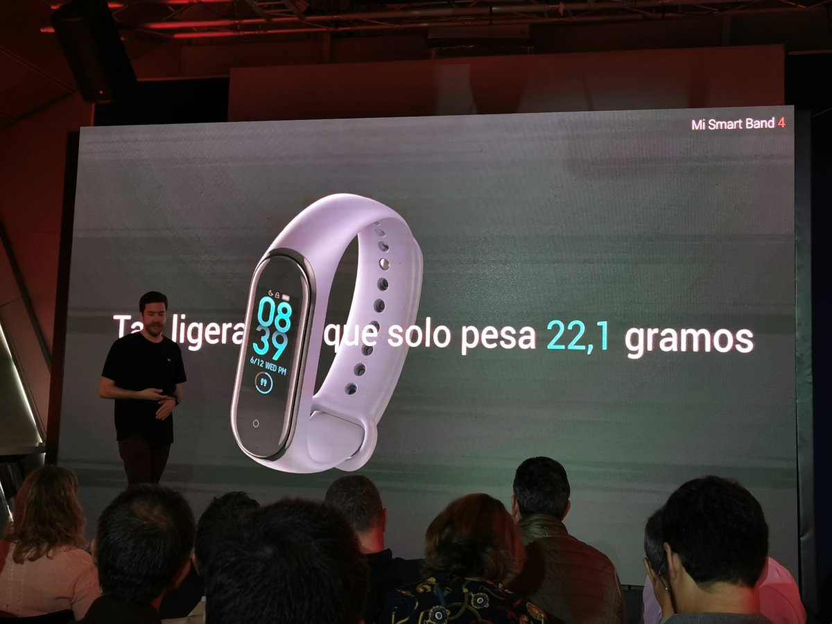 computerhoy's tweet photo. Xiaomi comenta que la pantalla tiene más brillo y un cristal templado 2,5D en la parte frontal.

Su peso 22,1g y es compatible con las pulseras de la Mi Band 3 https://t.co/3XqA7ZArxo