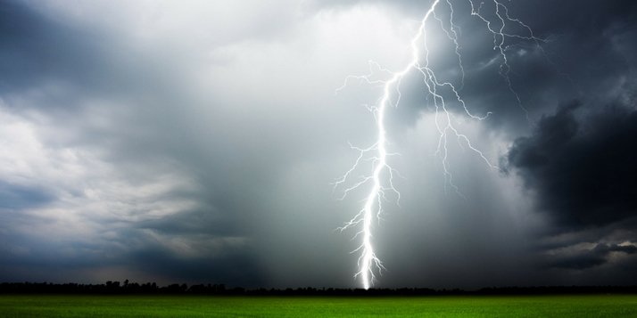 Bliksem lijkt ergens te zijn ingeslagen aan de oostkant van #Tiel. Oorverdovende klap, meteen erna een soort van alarm. Noodweertje.