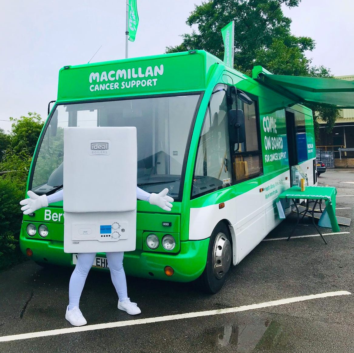 idealheating's tweet photo. @macmillancancer have paid us a visit today and brought their info bus along with them, offering the opportunity to speak with a member of their team. Our very own @IdealBoilerMan is playing his part too by collecting donations from around our site! @MacNEYorks #supportmacmillan https://t.co/zDqLPx9Wpp