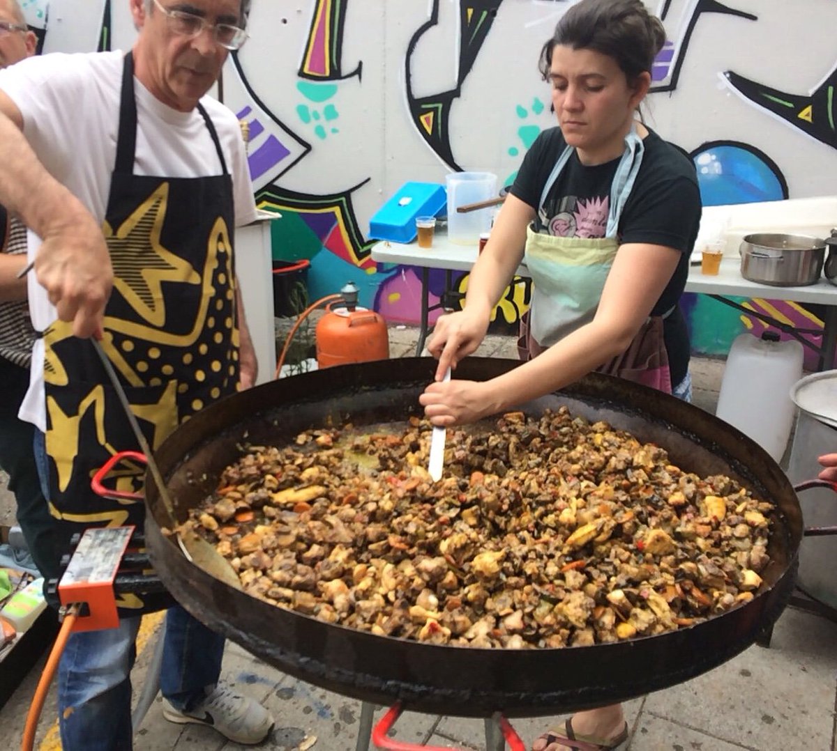 Cansades dels avorrits dinars familiars de festa major? Veniu a dinar amb totes nosaltres a l’espai de Festes Alternatives. Tindrem una paellaca amb opcions carnaca i vegana preparada per les nostres companyes de la cooperativa agroecològica LA PACA i per la nostra companya Oliva