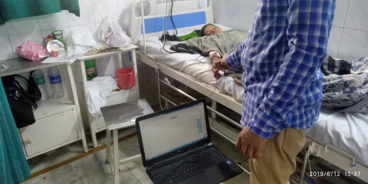 CSCUttarPradesh's tweet image. CSC VLE Mr. Vikas Kr. Shukla,                     helping an ICU patient apply for Ayushman Card at Jaunpur,UP. #onlycsccandothis  @CSCegov_ @dintya15 @SidharthNSingh