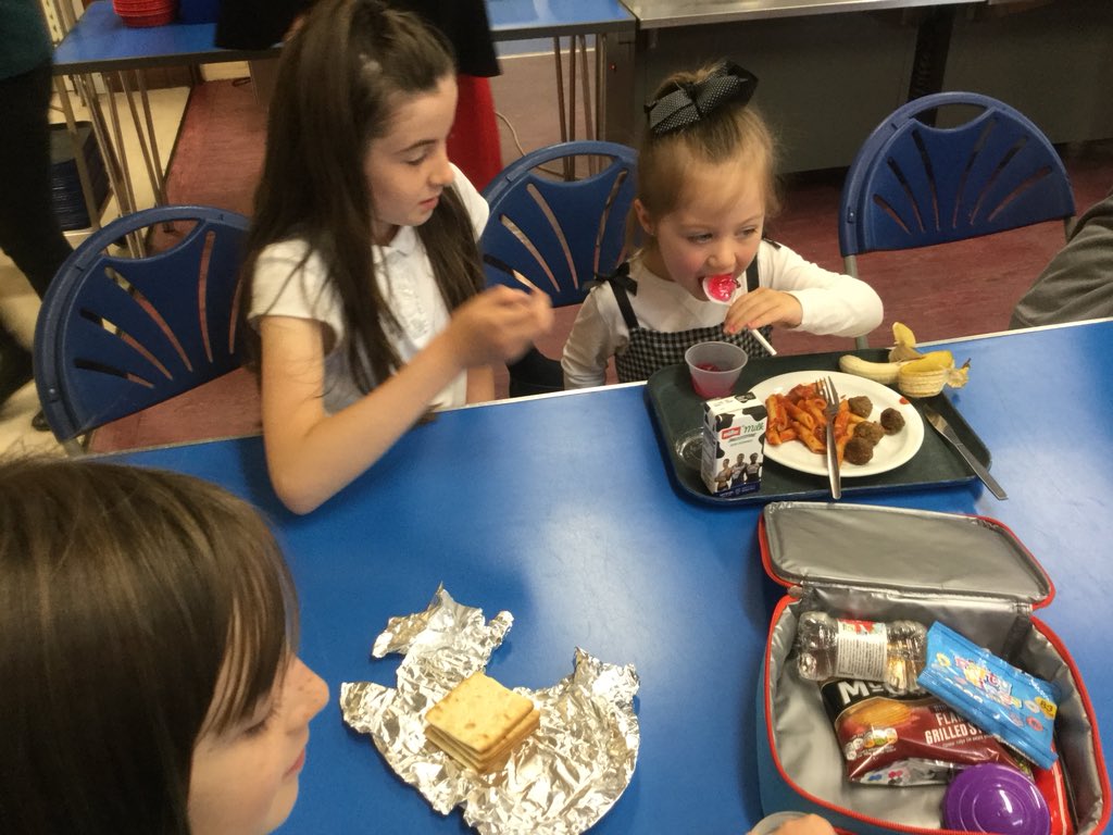 MissWalkerP6's tweet photo. We had great fun having lunch with our buddies today 💫 https://t.co/4ihyCtFXxT