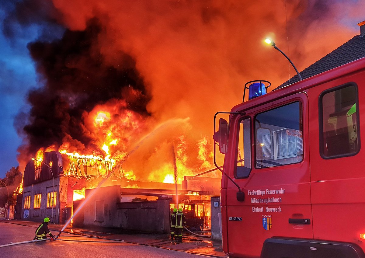PresseMG's tweet photo. #Großbrand #Alsstrasse #Künkelstrasse #Mönchengladbach https://t.co/lR67K5VTYH