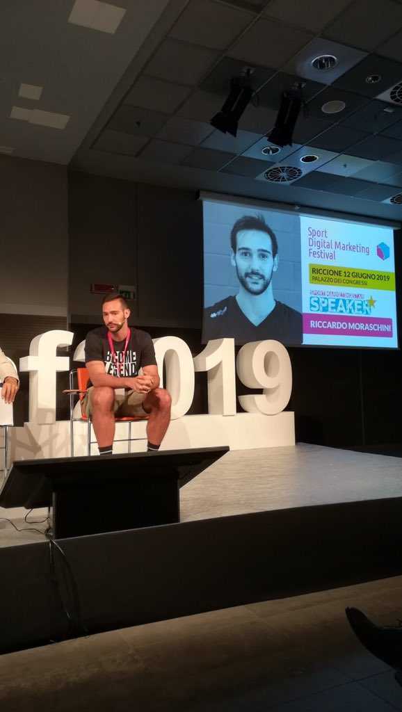 SDMfest's tweet photo. 🏀 Riccardo #Moraschini spiega l’importanza di saper gestire in maniera adeguata la propria immagine fuori dal campo.

Un focus sull’importanza di sapersi comportare sui #socialmedia. 

#sdmf2019 #sportbusiness #personalbranding https://t.co/S5TTWKAJuF