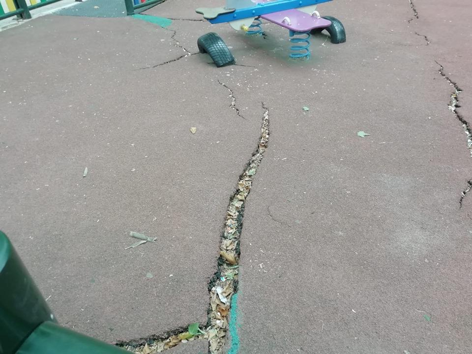 El parque infantil situado en la calle Cáceres se encuentra en un estado lamentable de abandono.
Hemos presentado un escrito en el Ayuntamiento de #Getafe  solicitando su reparación y limpieza, para que nuestros pequeños puedan  hacer uso del mismo con total seguridad.