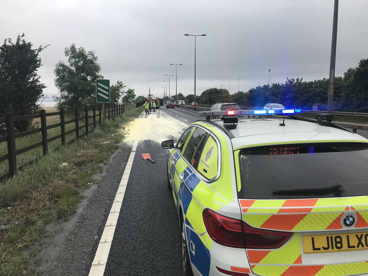 HumberbeatRoads's tweet image. #A63 between St Andrews Quay and Hessle. A HGV has shed a load of Maize which is causing the road surface to be very greasy. @HumbersideFire and @HighwaysYORKS currently working to remove it/liaising with @EnvAgency. Down to 1 lane - please avoid if possible. #0763