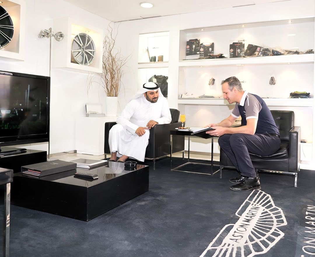 تلقى فنيونا المعتمدون المسؤولون عن خدمات الصيانة تدريبات دورية على أحدث الأساليب، فضلًا عن أننا لا تستخدم سوى قطع الغيار الأصلية التي يُغطيها ضمان لمدة 12 شهرًا، لنضمن لك إجراء أفضل صيانة لسيارتك. كذلك تشمل خدماتنا بالطبع إجراء فحوصات مجانية على البرامج والتحديثات الميكانيكية.