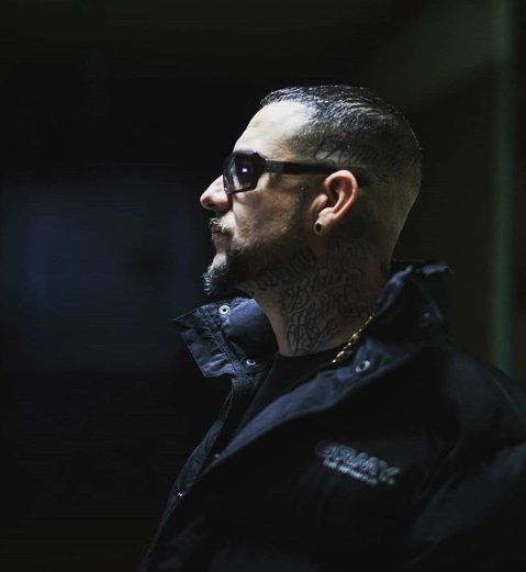 Fleek_Mag's tweet photo. Desde @A13Management nos llega nuevo material con la firma de @Carmona_A13. 

El artista madrileño forma equipo con @LawerChacal y @fasthatheboss sobre una producción de @fbeatsondatrack para presentar el single #MetimosElMiedo.

Disponible en https://t.co/ZWX2GgZp6Y https://t.co/tkBGwGoSfp