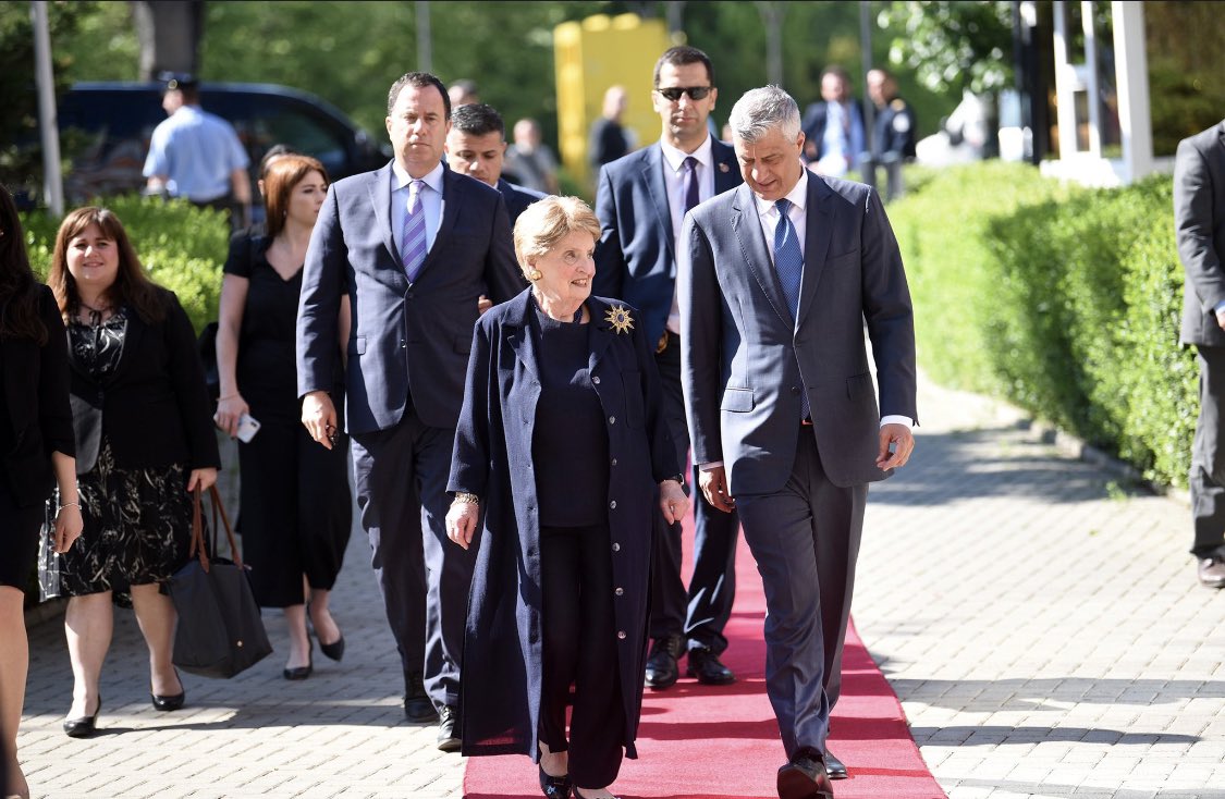 Zlocinac se uvek vraca na mesto zlocina . Goreces u paklu zla babo ...