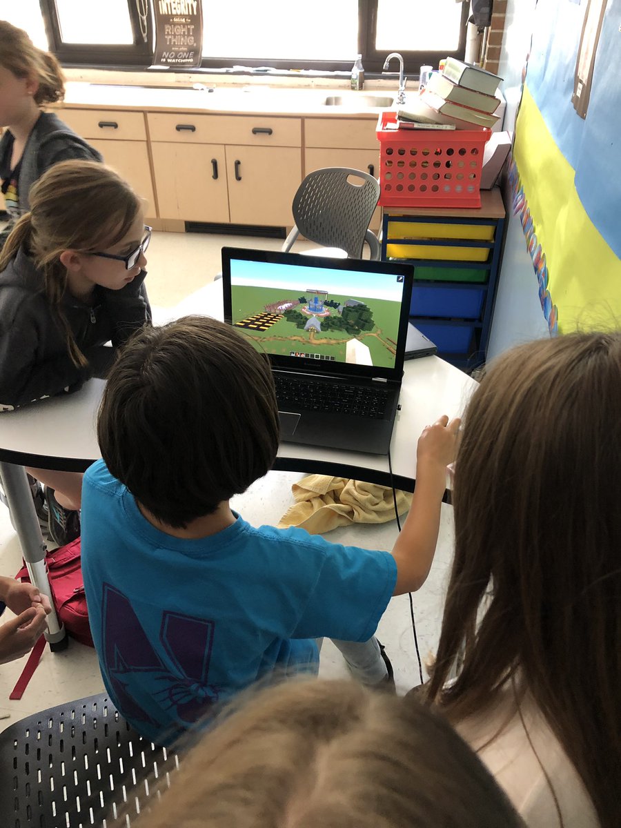 lynnsurico's tweet photo. Learning about botanical landscaping with photo stories and with a design built through Minecraft #4thTAP #definedstem #kip109 #engage109 https://t.co/ijg6eCy6Vj