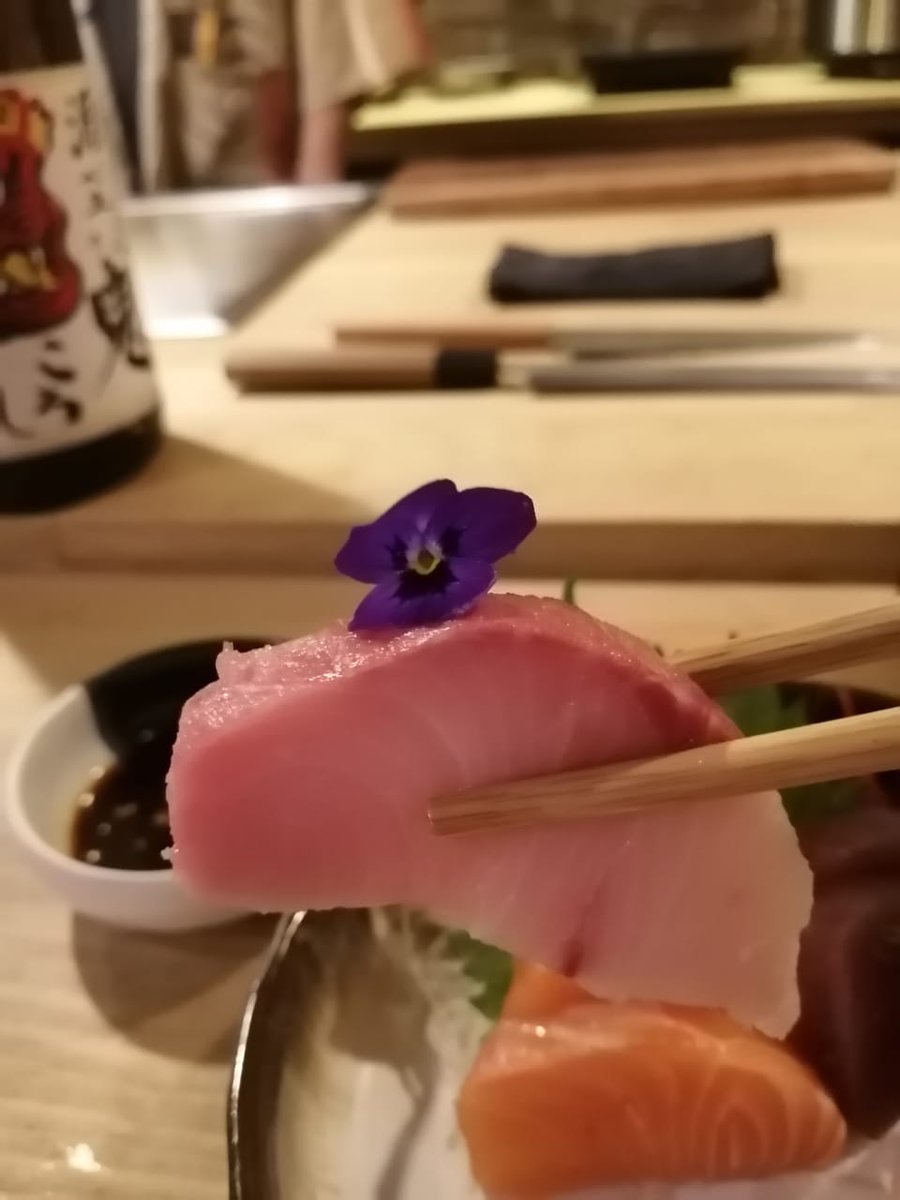 FoodandTravelMX's tweet photo. Otros imperdibles en #GinChan son: el sashimi del día de pescado hamachi de Japón, Huachinango y atún de Ensenada, y salmón de Chile. Además de nigiris de jurel, amadai (pez conejo) y anguila, y medio rollo de anguila, jengibre y ajonjolí. 😋👌🏼 #comidajaponesa https://t.co/2avJjrGkjE