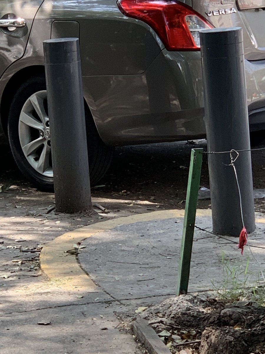 unsimplenombre's tweet photo. @VigimoviCDMX Hola, como puedo denunciar vía Twitter un carro mal estacionado obstruyendo una rampa para discapacitados. https://t.co/W6fu9tTpqP