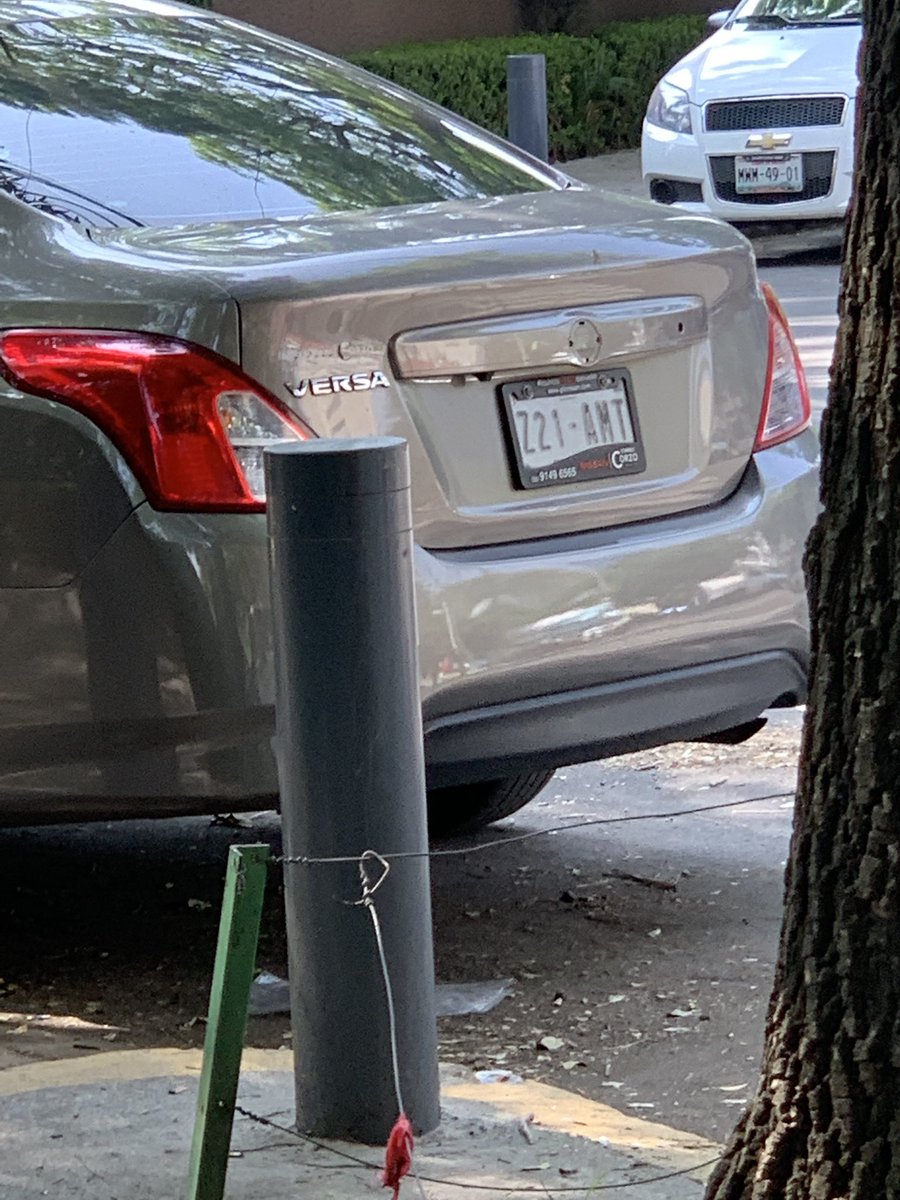 unsimplenombre's tweet photo. @VigimoviCDMX Hola, como puedo denunciar vía Twitter un carro mal estacionado obstruyendo una rampa para discapacitados. https://t.co/W6fu9tTpqP