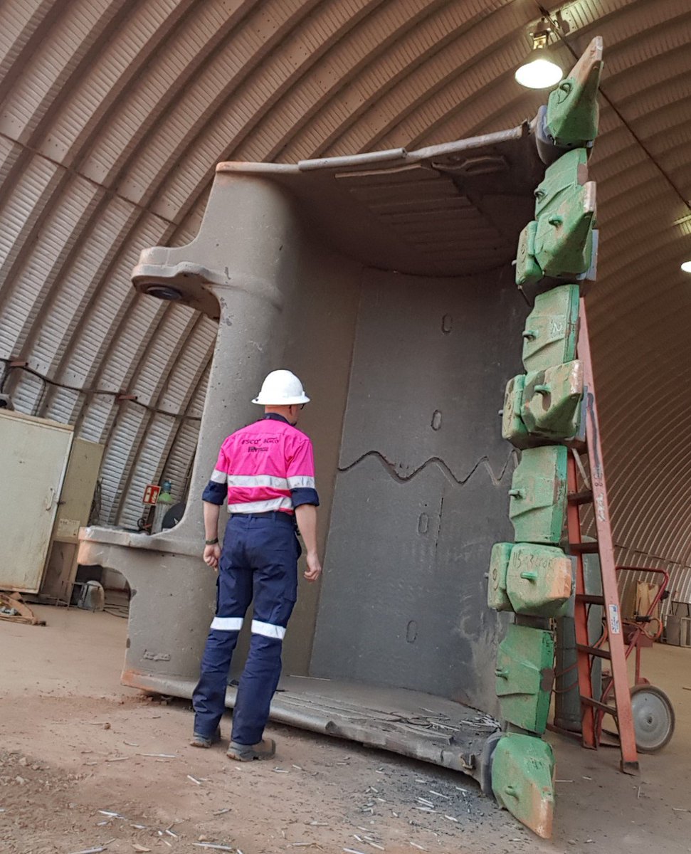 Haladjian's tweet photo. La société @Haladjian a équipé ses équipes techniques d'une nouvelle tenue de travail haute visibilité rose pour leurs déplacements sur les mines en Afrique 👷‍♂️👔

📷 Découvrez quelques photos de nos collaborateurs avec leur nouvelle tenue : https://t.co/ThmkdnheuO https://t.co/KmlOnOGBS2