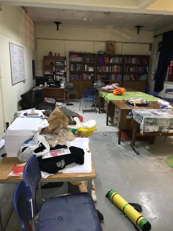 primer_foco's tweet photo. DAÑOS Y DESTROZOS SE REGISTRAN TRAS TOMA DEL INSTITUTO NACIONAL

Los daños se focalizaron en cocina, depto de inglés y oficinas administrativas, registrándose destrucción y robo de mobiliario escolar. También se detectó presencia de alcohol. https://t.co/EVh30Wzg9n