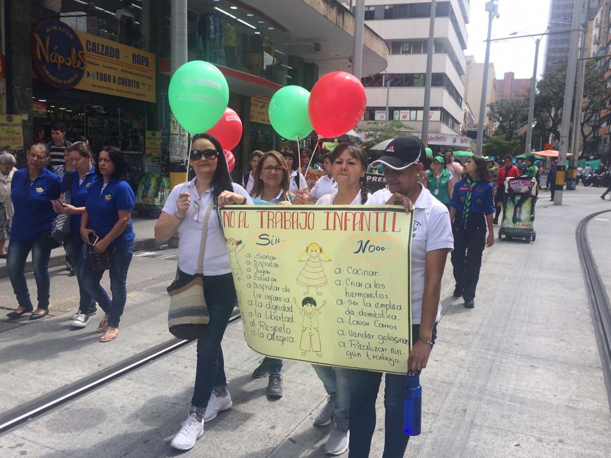 personeriamed's tweet photo. 🕚#AEstaHora I La Personería de Medellín a través de la #UPIP, acompaña la marcha contra el trabajo infantil. Más niños jugando, menos trabajando. El progreso no tiene sentido, mientras haya niños infelices. #DíaMundialContraElTrabajoInfantil 🧒👧- #DondeTodosContamos https://t.co/DpGi8oqJKa