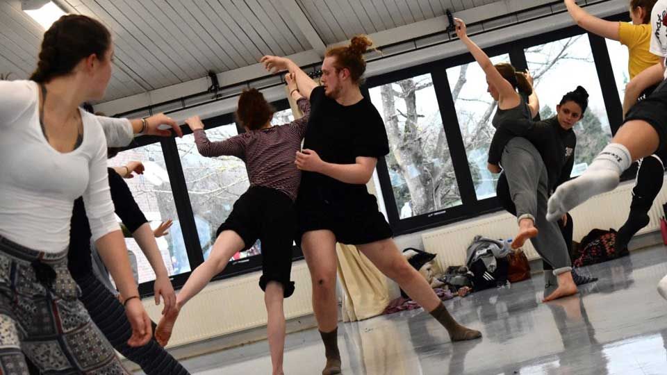 #Summer #Dance #Intensive University of Chichester. Technique classes in contemporary, #Ballet &amp; Feldenkrais led by Ceyda Tanc, Grieg Cooke, Fiona Wallis and Detta Howe. Choreographic, repertory and site-specific workshops.
22 – 26 July Early bird 21 June 
buff.ly/2MEjBHH