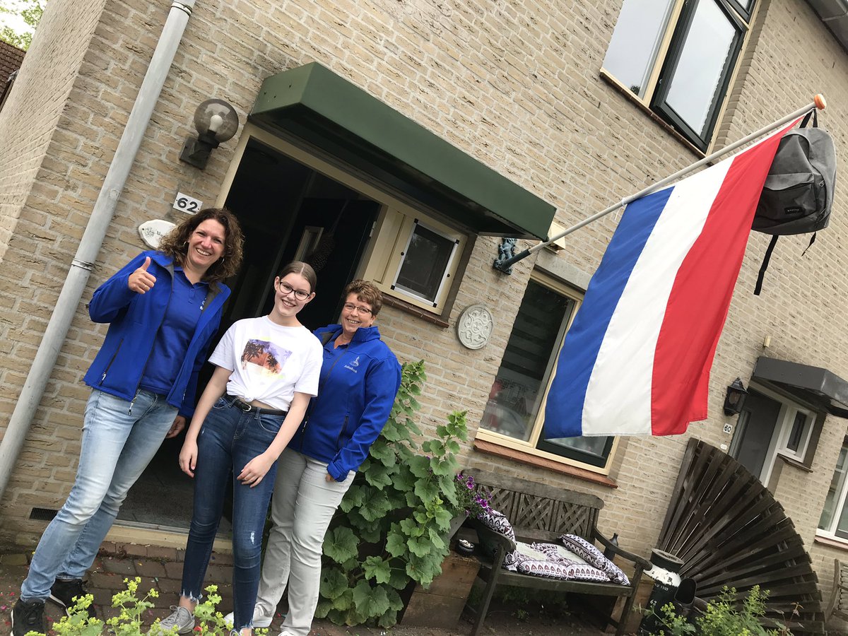 CNLammeree's tweet photo. Samen met @cweswest &amp; Patricia feliciteerde ik vandaag #geslaagde scholieren in Middelharnis met het behalen van hun #diploma. Wat een feest! Geslaagden maken bij @RaboHHV kans op een cheque van € 400 voor hun toekomstplannen. Lees meer: https://t.co/uuK0UHSKSa #geslaagdenactie https://t.co/0sSDpvdkLG