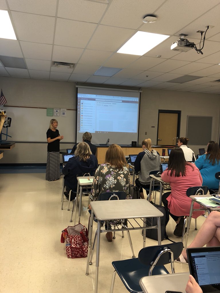 techiecherri's tweet photo. Big crowd. Learning about Class Notebooks with @itcwilliams Organizing digital learning, #RuCoShift2 https://t.co/WW2qcFPZTr