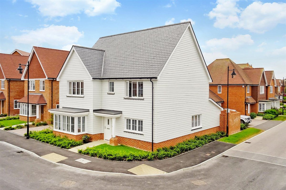 SimsWilliamsEst's tweet photo. A SUBSTANTIAL DETACHED FAMILY HOME situated on a favourable plot with VIEWS OVER LAKES, #SOUTHDOWNS &amp; PLAYING FIELDS. The house boasts a LARGE KITCHEN/FAMILY ROOM and FOUR DOUBLE BEDROOMS. #featuredproperty #forsale #Bersted https://t.co/BS7NLAObx3 https://t.co/SDFZrYtHCd