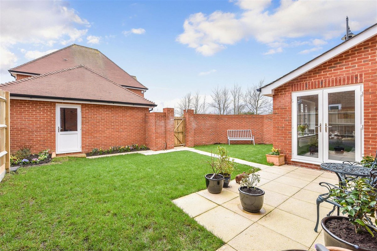 SimsWilliamsEst's tweet photo. A SUBSTANTIAL DETACHED FAMILY HOME situated on a favourable plot with VIEWS OVER LAKES, #SOUTHDOWNS &amp; PLAYING FIELDS. The house boasts a LARGE KITCHEN/FAMILY ROOM and FOUR DOUBLE BEDROOMS. #featuredproperty #forsale #Bersted https://t.co/BS7NLAObx3 https://t.co/SDFZrYtHCd