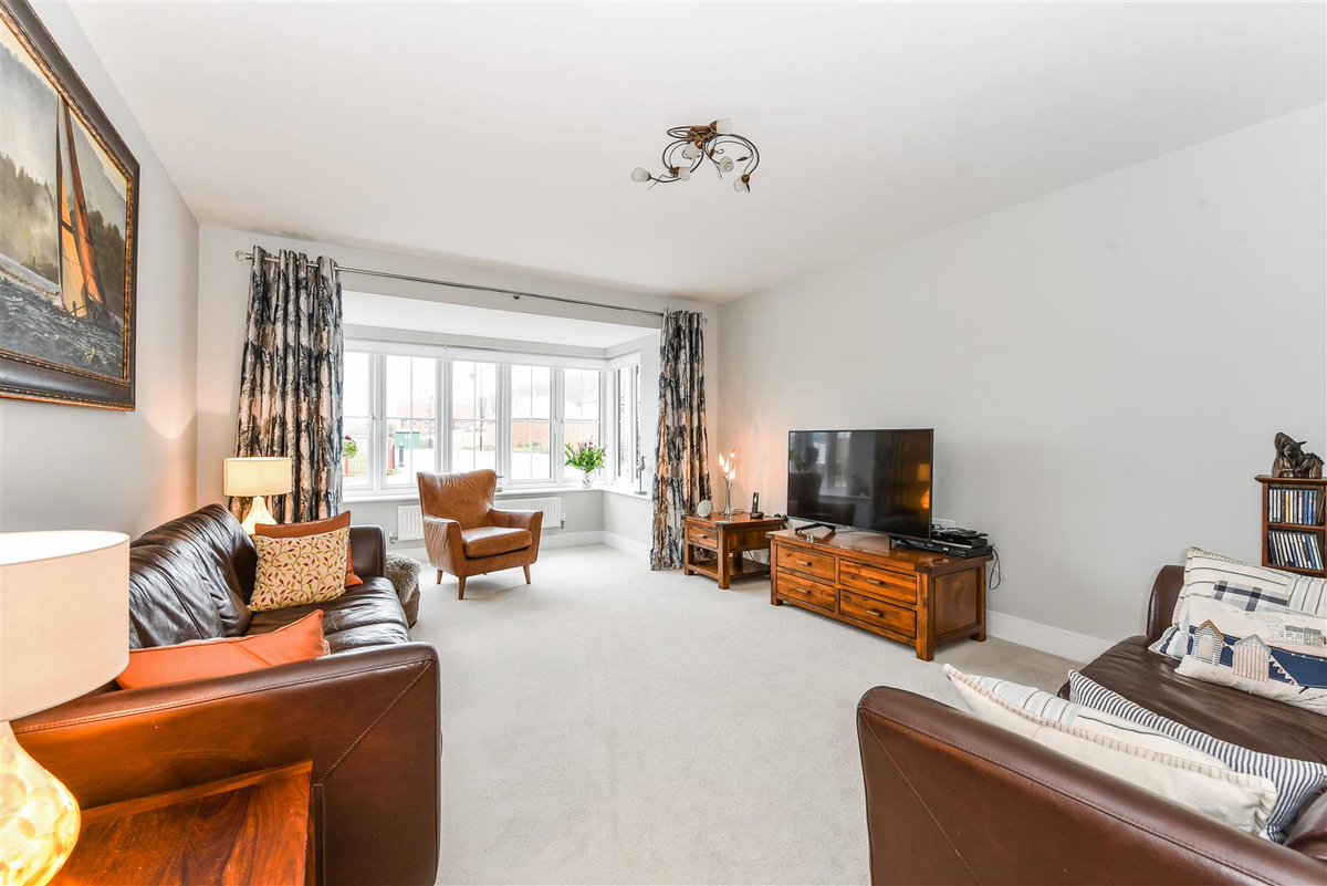 SimsWilliamsEst's tweet photo. A SUBSTANTIAL DETACHED FAMILY HOME situated on a favourable plot with VIEWS OVER LAKES, #SOUTHDOWNS &amp; PLAYING FIELDS. The house boasts a LARGE KITCHEN/FAMILY ROOM and FOUR DOUBLE BEDROOMS. #featuredproperty #forsale #Bersted https://t.co/BS7NLAObx3 https://t.co/SDFZrYtHCd