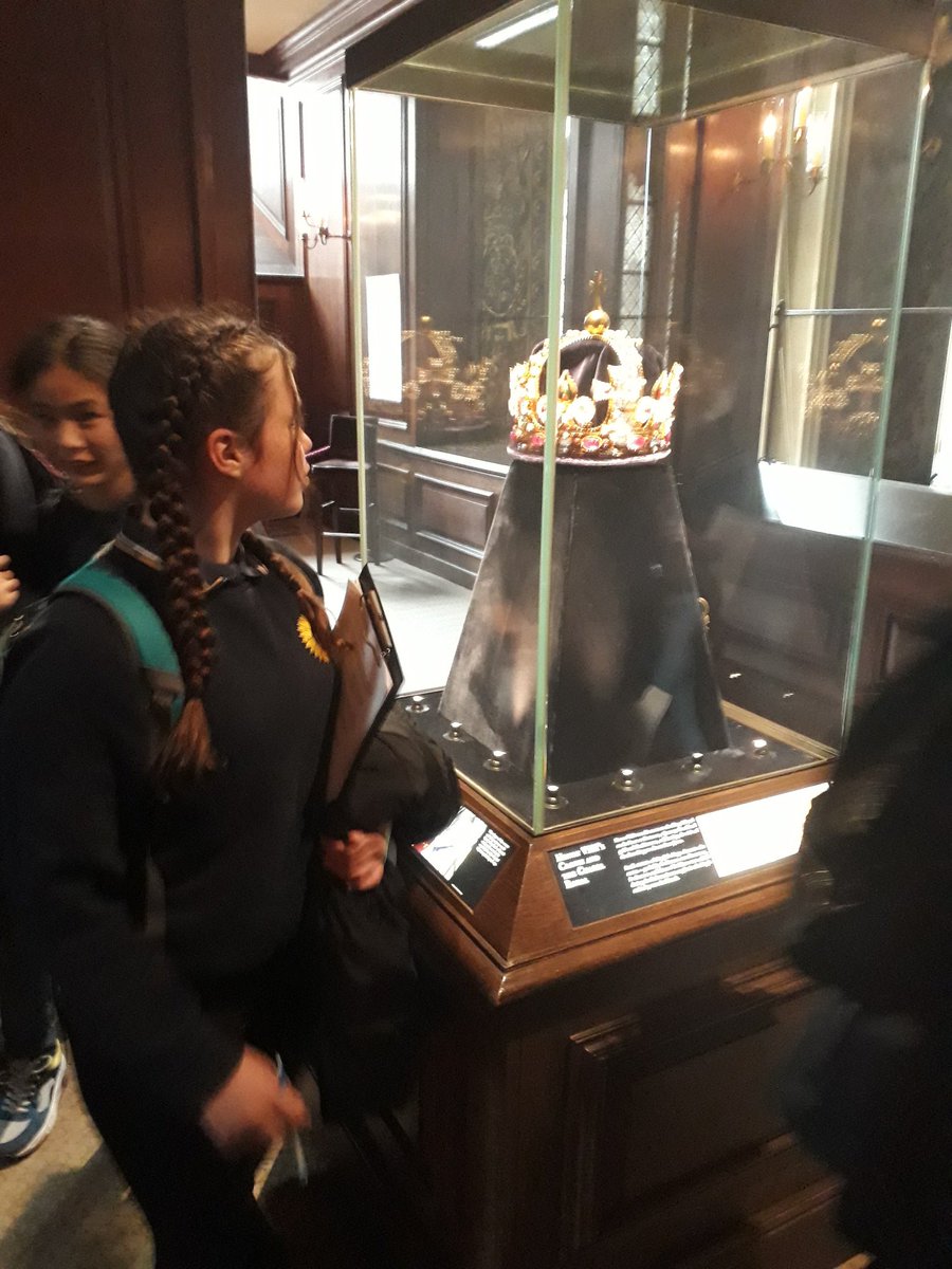 History_OHS's tweet photo. Year 7 @OxfordHighSch students enjoying learning about Tudor life @hampton_court palace today. @History_OHS https://t.co/wjgqM9N8y9
