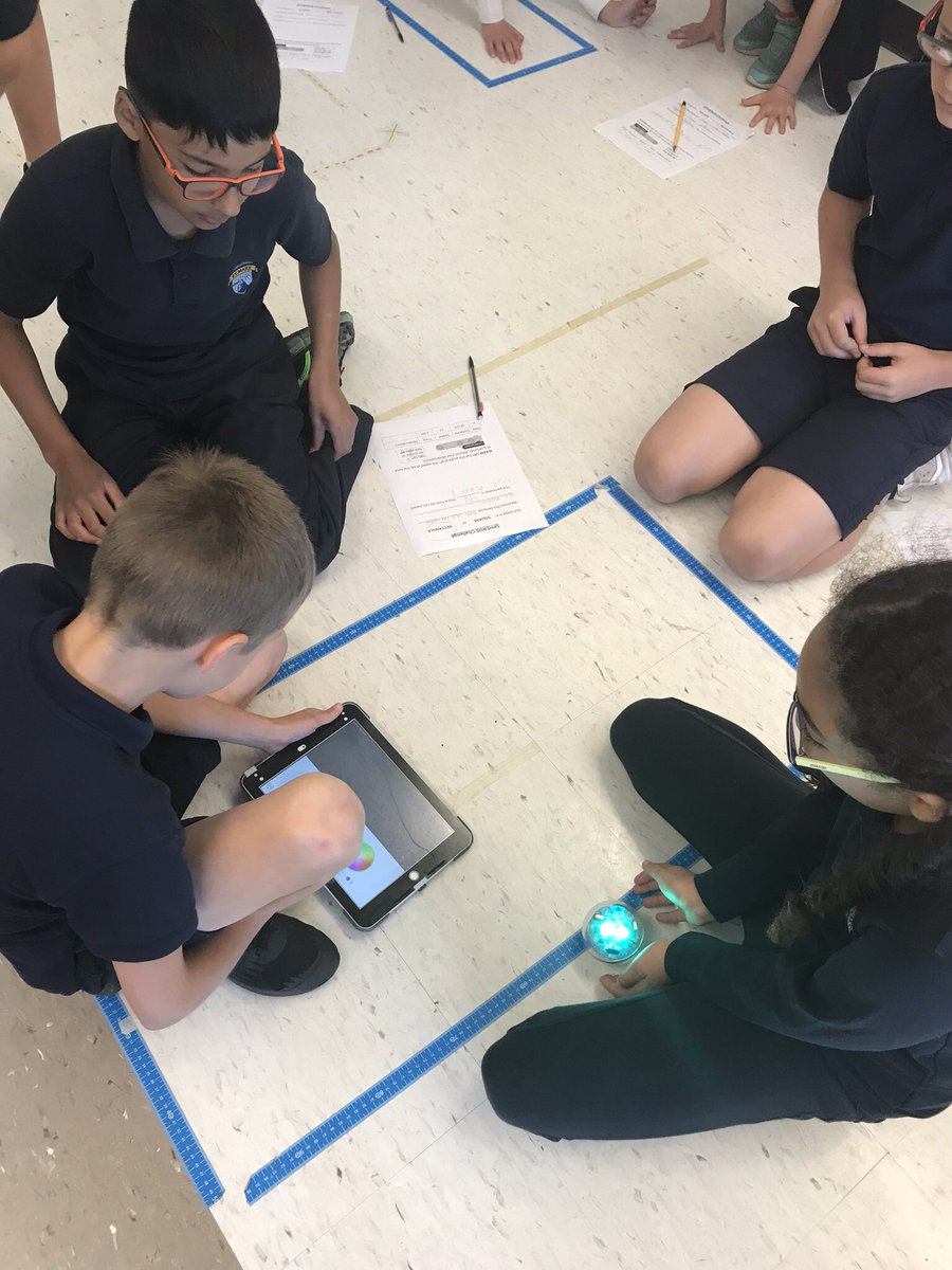 MrsMartinGr5's tweet photo. So fortunate to have our students be given the opportunity to be engaged in coding! #learningsomuchfortheirfuture #engagedandexcited #innovationhub @StMaryOakville https://t.co/q9uGZD5k0r