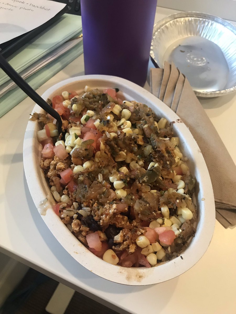 amanda__beth's tweet photo. When you get @ChipotleTweets delivered but they forgot the $2 guac that should be on top... 😫😫😫 https://t.co/bQpkWmEAEN