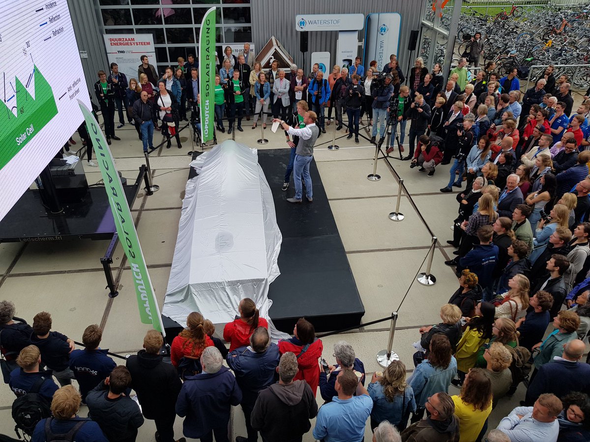 En_Tran_Ce's tweet photo. Eerst uitleg over de auto! @hanze #TopDutchSolarRacing https://t.co/LPMKt2xUB0