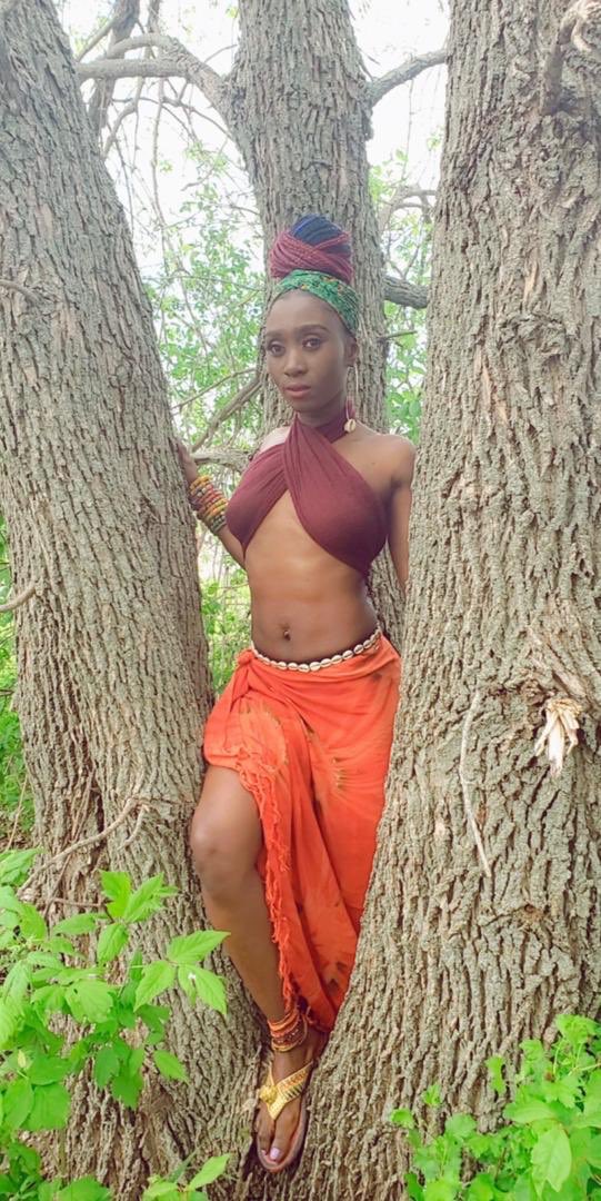 WCW... stylist,and up by manye1 📷..Teresa Thiery #Ohemaa(Queen) #manye1  #Africanqueen #ghanawoman #6packmom😜 #melalin #blackbeauty #treelove #nature #tiedyefreak #cowriefreak #maye1album