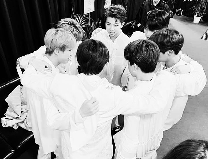 bettakpop's tweet photo. 6 años 
como pasan el tiempo y solo nos queda agradecerles a ellos por todo , nos enseñan día a día y gracias a Dios los tenemos .
Gracias por mostrarnos la vida como es y enseñarnos que aunque sea dura podremos salir adelante
Gracias @BTS_twt  
 #6YearsWithOurHomeBTS https://t.co/dG7TCwmoSP