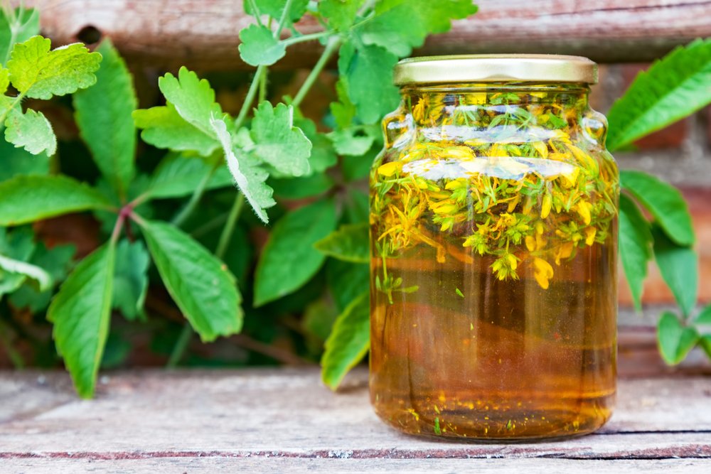 How To Make Herb Infused Oils &amp; 3 Recipes To Try - naturallivingideas.com/herb-infused-o… #herbs #oils #diy #homemade #nature #naturalremedies #carrieroil #naturallivingideas
