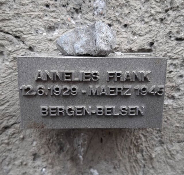 juliarathcke's tweet photo. „Wie schön und gut würden alle Menschen sein, wenn sie sich jeden Abend vor dem Einschlafen die Ereignisse des ganzen Tages vor Augen führten und überlegten, was gut und was schlecht gewesen ist.“
Anne Frank, Tagebucheintrag, 6. Juli 1944

#NeverAgain https://t.co/0i3EZe7g3D