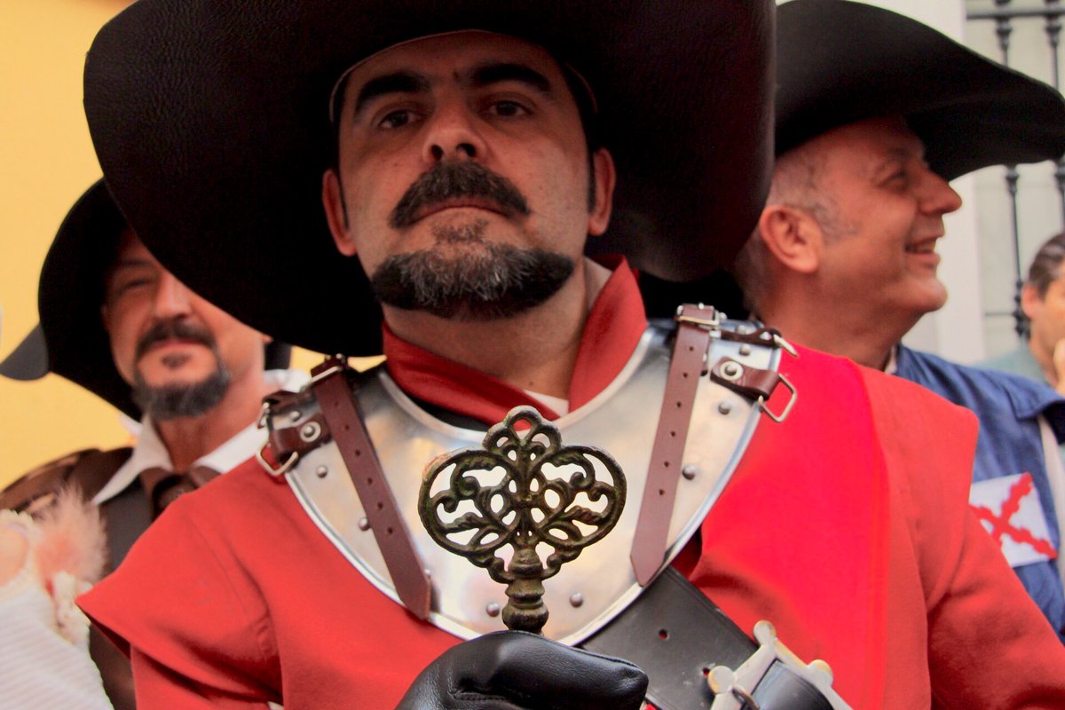 6 de junio, día en el que el <a href="/TercioOlivares/">Asociación Tercio de Olivares</a> tuvo en su manos la llave de la casa <a href="/AmigosVelazquez/">Amigos de la Casa Natal de Velázquez</a> <a href="/jesfarma/">Zu Sánchez</a> Zú Sánchez 📸