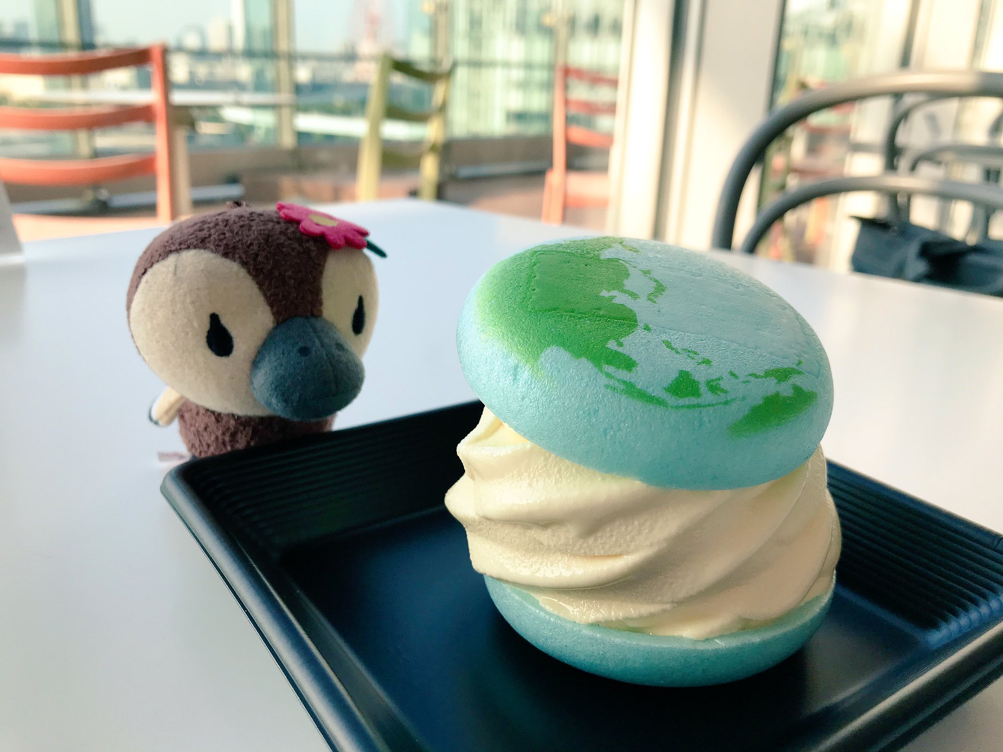 コトミちゃんトコトコさんぽ 日本科学未来館内のレストラン Miraikan Kitchen のスイーツがめちゃくちゃ可愛い もったいなくて食べられない 食べちゃうけど コトミちゃん 日本科学未来館 地球もなかソフトクリーム 宇宙ロケットパフェ T
