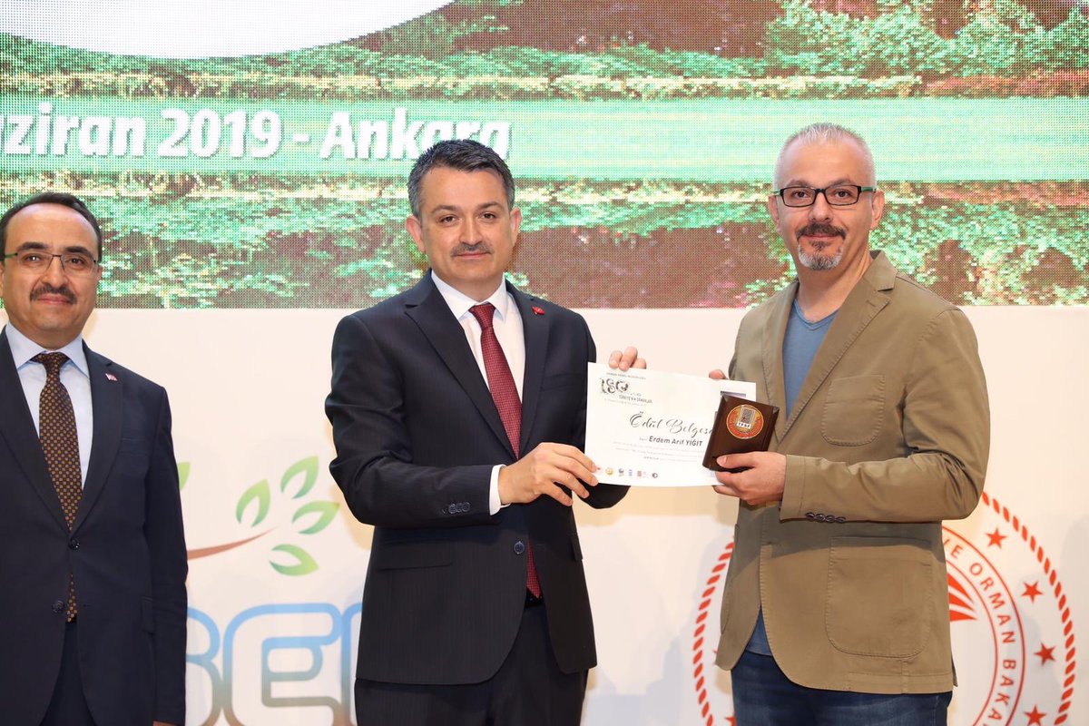 TCTarim's tweet photo. Bakanımız Dr. @BekirPakdemirli Orman Genel Müdürlüğümüz tarafından düzenlenen 180. Yıl Ormancılık Fotoğraf Yarışması ve Bölgeler Arası Slogan Yarışması’nda dereceye girenlere sertifika ve hediyelerini takdim etti. https://t.co/5AMMTuMkSe