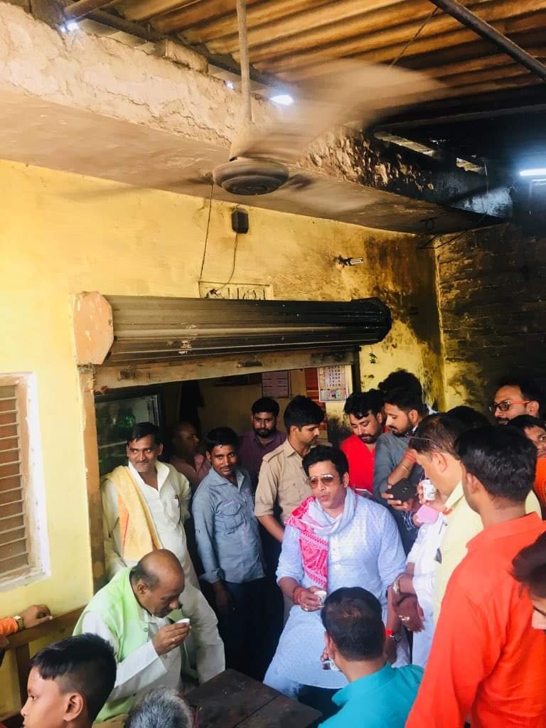 यह चुनाव कैम्पेनिंग की नहीं प्रचण्ड बहुमत से मिली जीत के बाद की तस्वीरें है 
सांसद रवि किशन जी की यह जनसुलभता जनता के बीच चुनावों के बाद भी बने रहना उनको बेशक एक जननेता के रूप में परिलक्षित करती है proud of you Sansed ji <a href="/ravikishann/">Ravi Kishan</a>