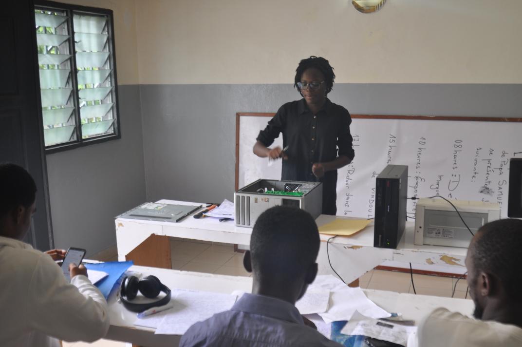 david_nzassi's tweet photo. «Celui qui n'a pas suffisamment de courage pour prendre des risques n'accomplira pas grand-chose dans sa vie. »  séance de thèses avec des étudiants de @Smart_school242 
@roghenn @SacreeProdiges @restra_poaty @ChristLasconyB @MCRTV_NF https://t.co/7yoJf8Zqnw