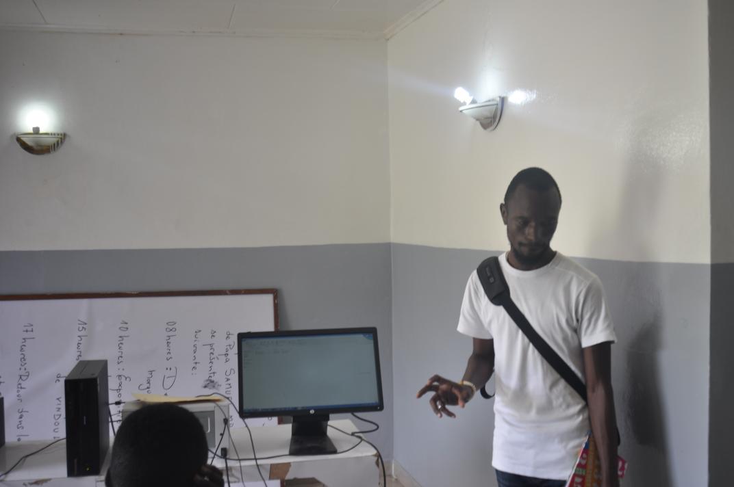 david_nzassi's tweet photo. «Celui qui n'a pas suffisamment de courage pour prendre des risques n'accomplira pas grand-chose dans sa vie. »  séance de thèses avec des étudiants de @Smart_school242 
@roghenn @SacreeProdiges @restra_poaty @ChristLasconyB @MCRTV_NF https://t.co/7yoJf8Zqnw