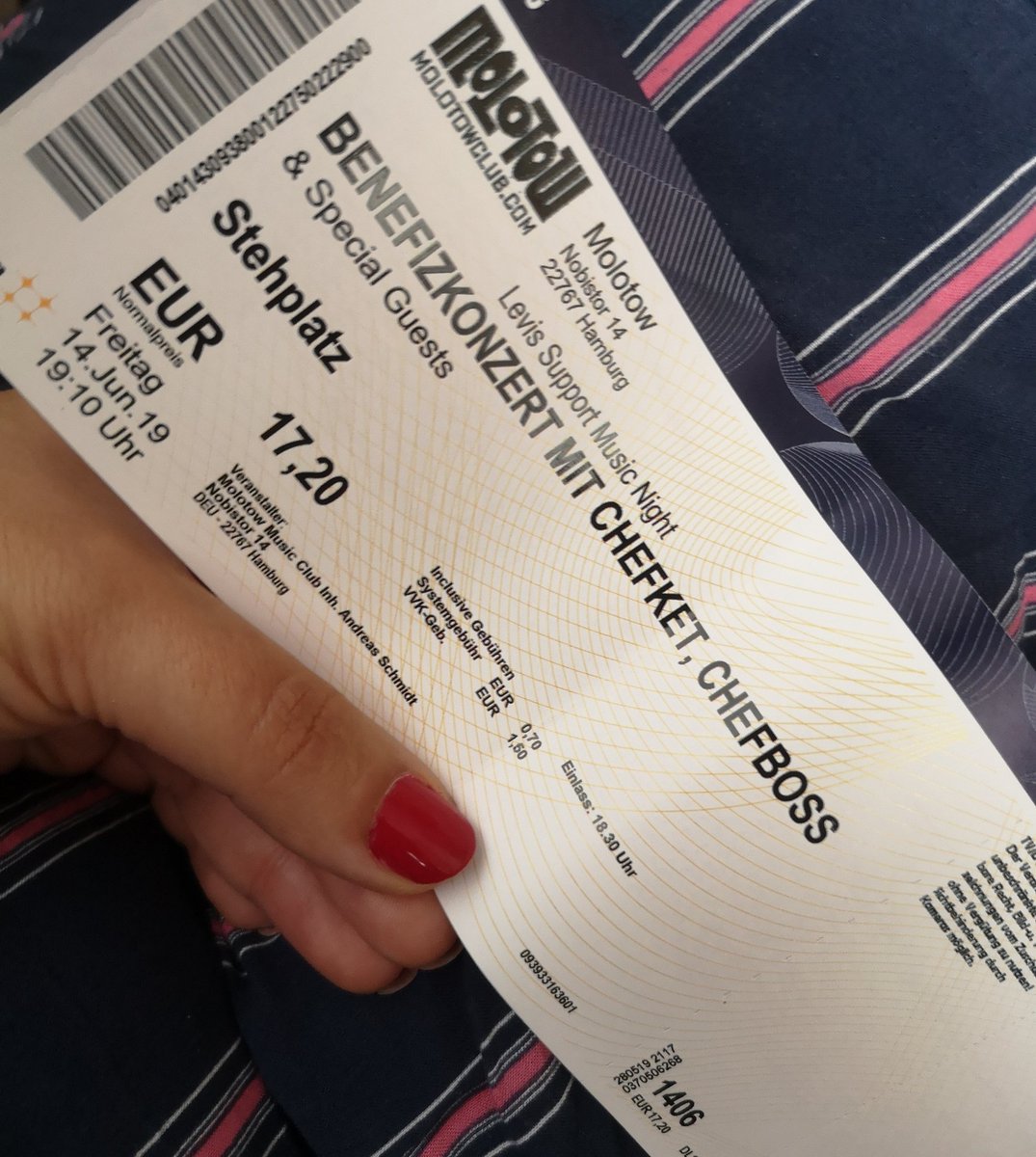 Freunde der Sonne, hat vielleicht jemand von euch Interesse an einem Ticket für das Benefizkonzert von <a href="/CHEFKET/">CHEFKET</a> und <a href="/CHEFBOSSMUSIK/">CHEFBOSS</a> in HH diesen Freitag? Das wird hübsch. Übergabe können wir direkt vorm Molotow machen.