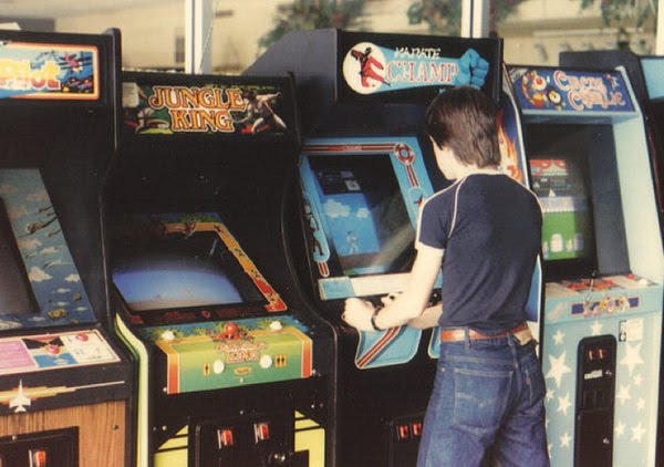 TheOldManClub's tweet photo. #RT if you played in an Arcade. https://t.co/y7kUZ4K5mu
