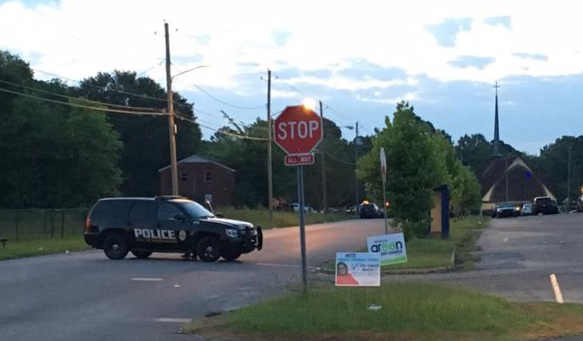BamaJD's tweet photo. Scary early morning situation ends peacefully. Police have a man in custody after they say he barricaded himself inside and apartment complex in West Montgomery. No reports of any injuries and suspect was taken into custody without incident. https://t.co/IIIz7ONTWD https://t.co/upYcw7nyOI