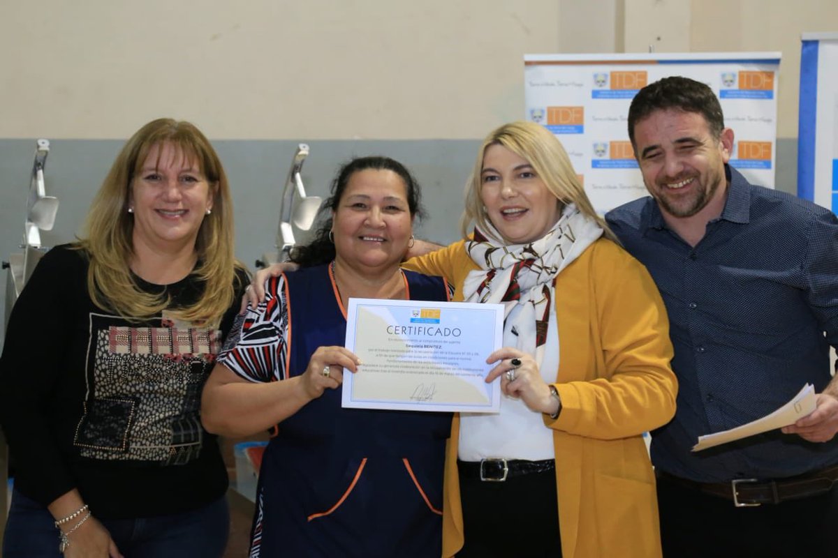 RosanaBertone's tweet photo. En #RíoGrande entregamos materiales de trabajo a 13 establecimientos educativos y reconocimos al personal #POMyS que realizó la limpieza del edificio de las Escuelas 20 y 26 tras el incendio intencional del mes de marzo
#UnidosPorNuestrosTrabajadores
#UnidosPorNuestraEducación https://t.co/Q7JRjPVZuL